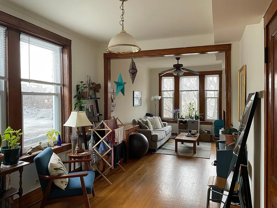 BRIGHT TOP FLOOR LIVING AN DINING ROOM
