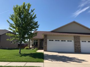 513 Queens Ct, Moorhead, MN 56560