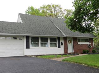 2 Coral Rock Rd, Levittown, PA 19057
