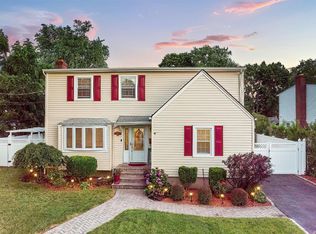 1 Bailey Dr, Massapequa, NY 11758