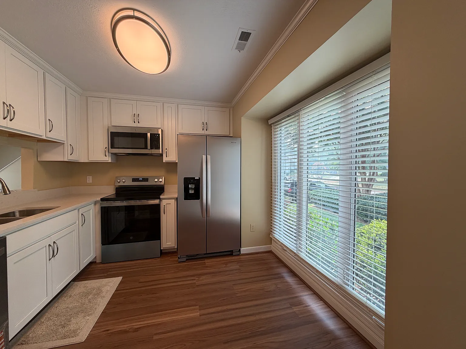3 bed, 1845 sqft, $2,395 — Photo 3