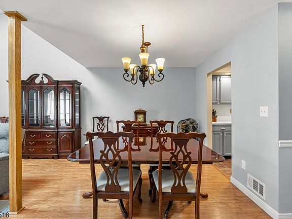 5th image of 8 Delaware Ln