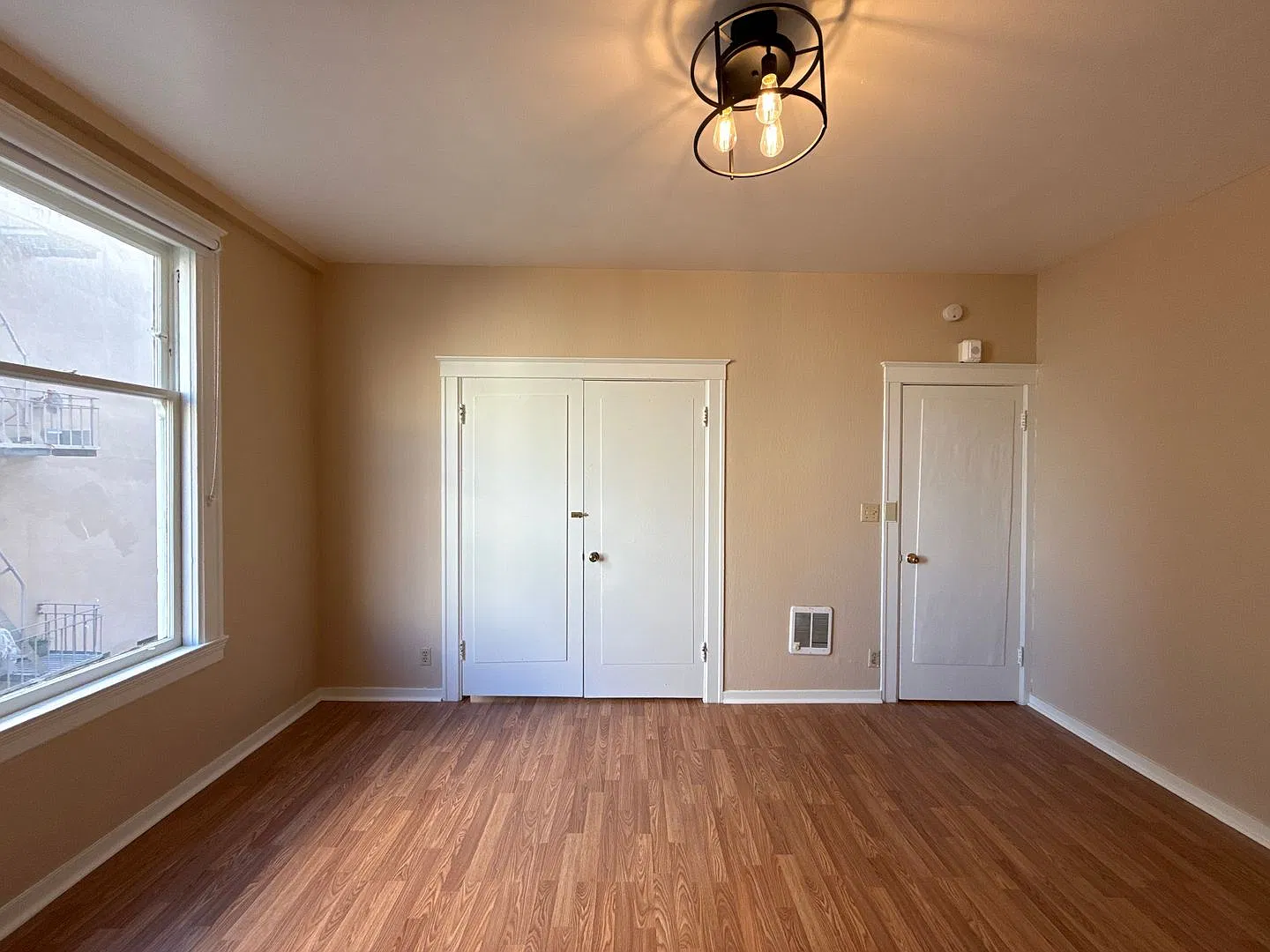 Spacious, Street-Facing Private Room in Nob Hill Apartment — Photo 3