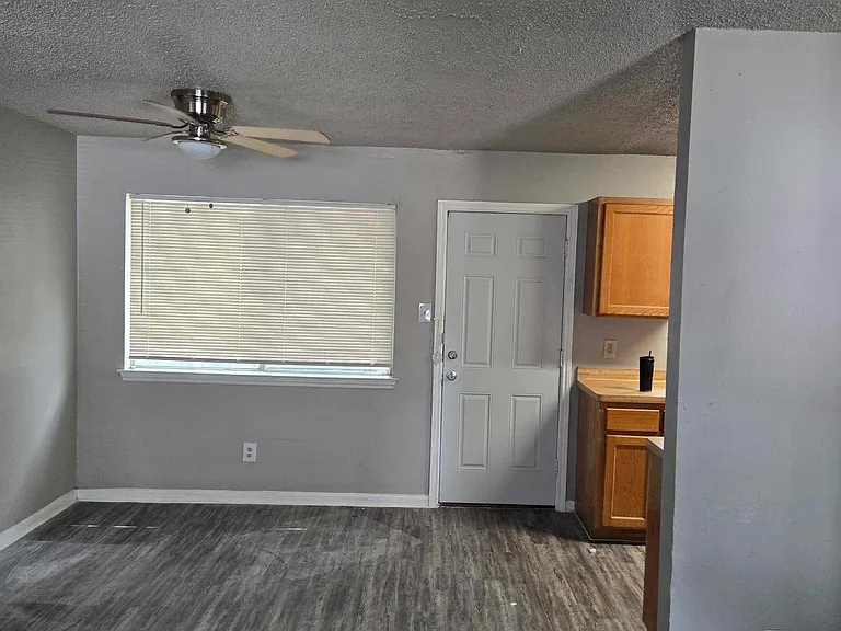 2406 S Laredo St — Photo 6