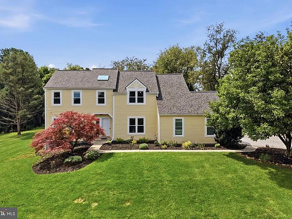 3rd image of 422 S Saddlebrook Cir