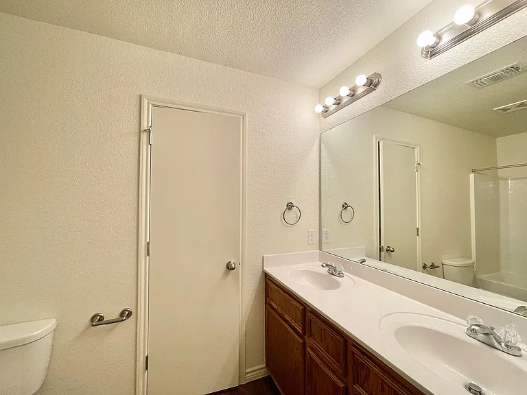 901 Lasso Dr — Photo 17