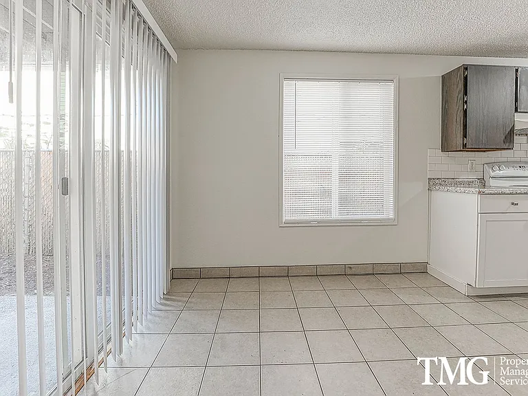 Willow Creek Apartments — Photo 6