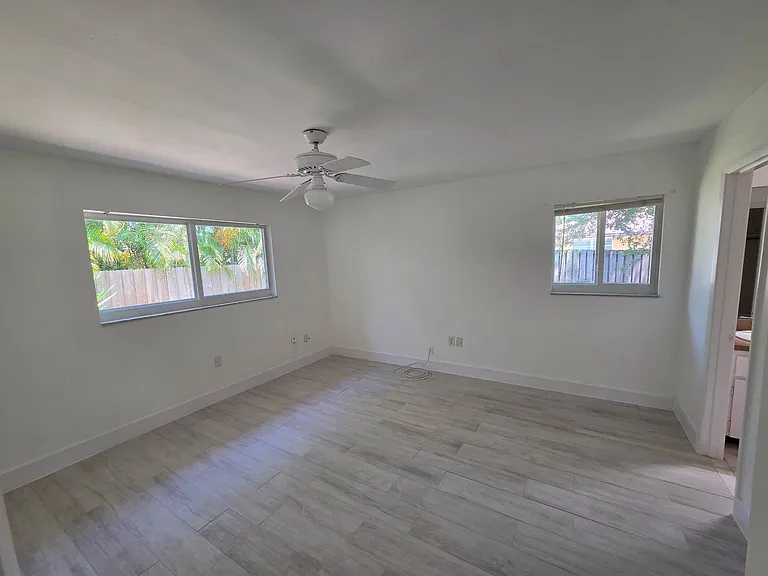 239 W Riverside Dr — Photo 9