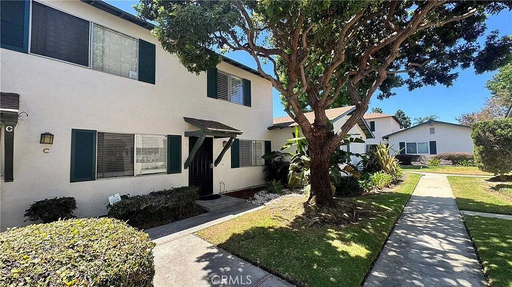 3 bed, 1075 sqft, $3,500 — Photo 1