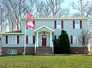 18 Meadowlark Dr, West Nyack, NY 10994