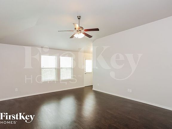 2nd image of 924 Deer Valley Dr