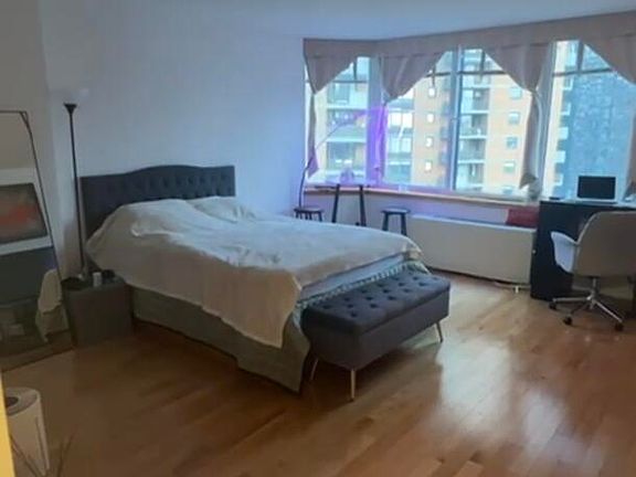 3rd image of 500 W 43rd St APT 21D