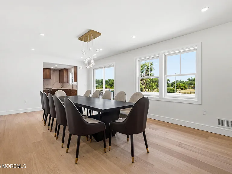 19 Roslyn Dr — Photo 17