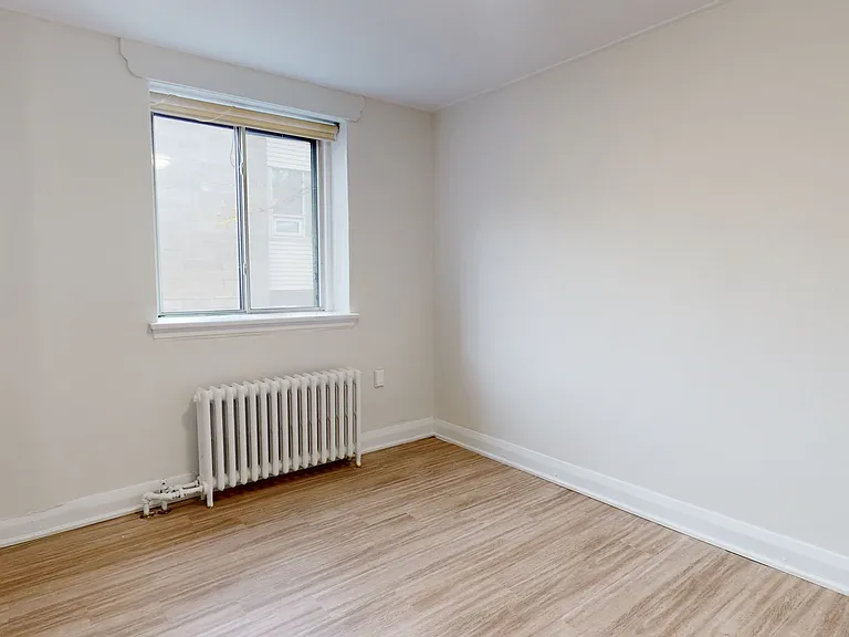 320 Lonsdale Rd — Photo 36