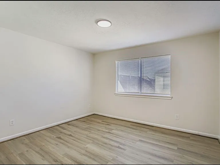 826 Forest Hillside Ln — Photo 3