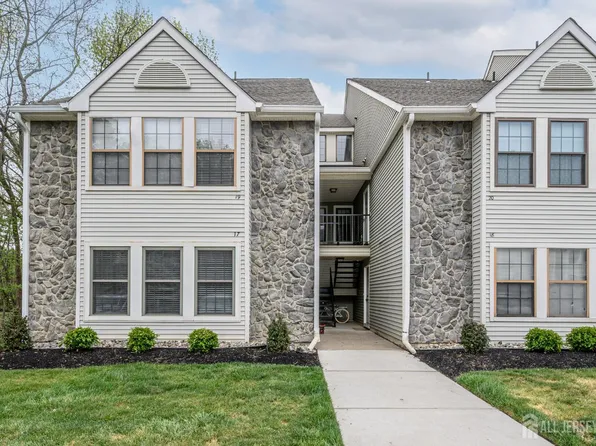 17 Chelmsford Ct, Marlton, NJ 08053