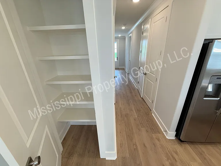 611 Miramar Ln — Photo 7