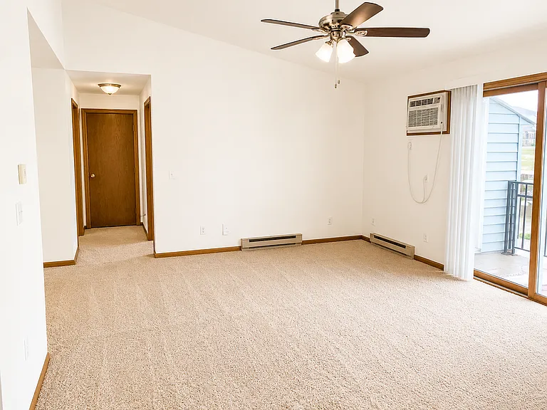 601 E Oak St — Photo 5