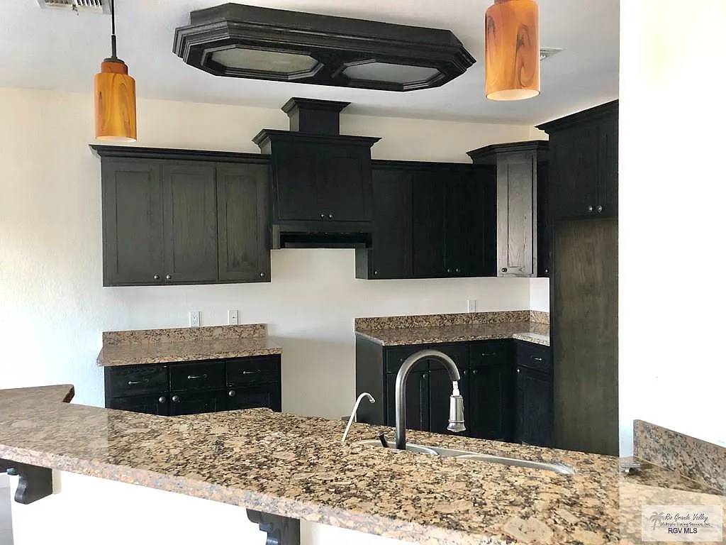 3 bed, 3.0 bath, 1722 sqft, $2,500 — Photo 3