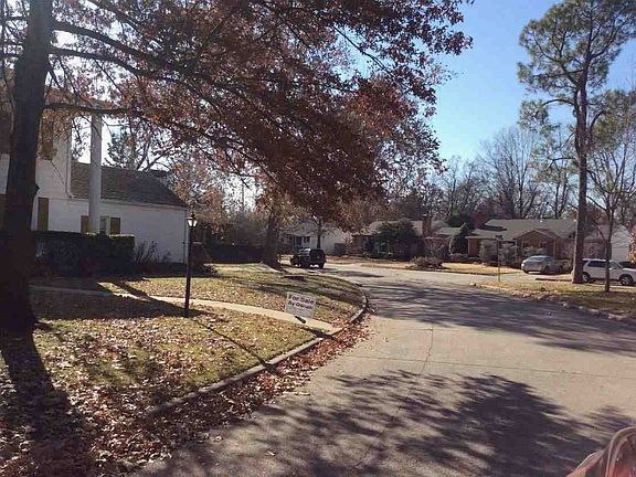 Street view, corner lot
