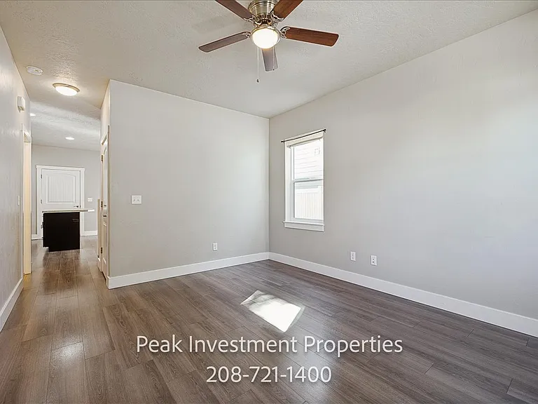 315 E Denver St — Photo 8
