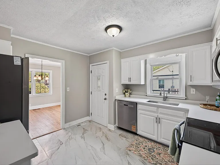 450 Williamsburg St — Photo 14