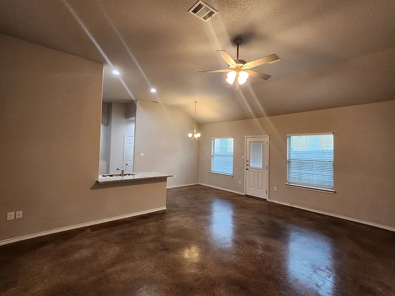 620 Heathers Way — Photo 2