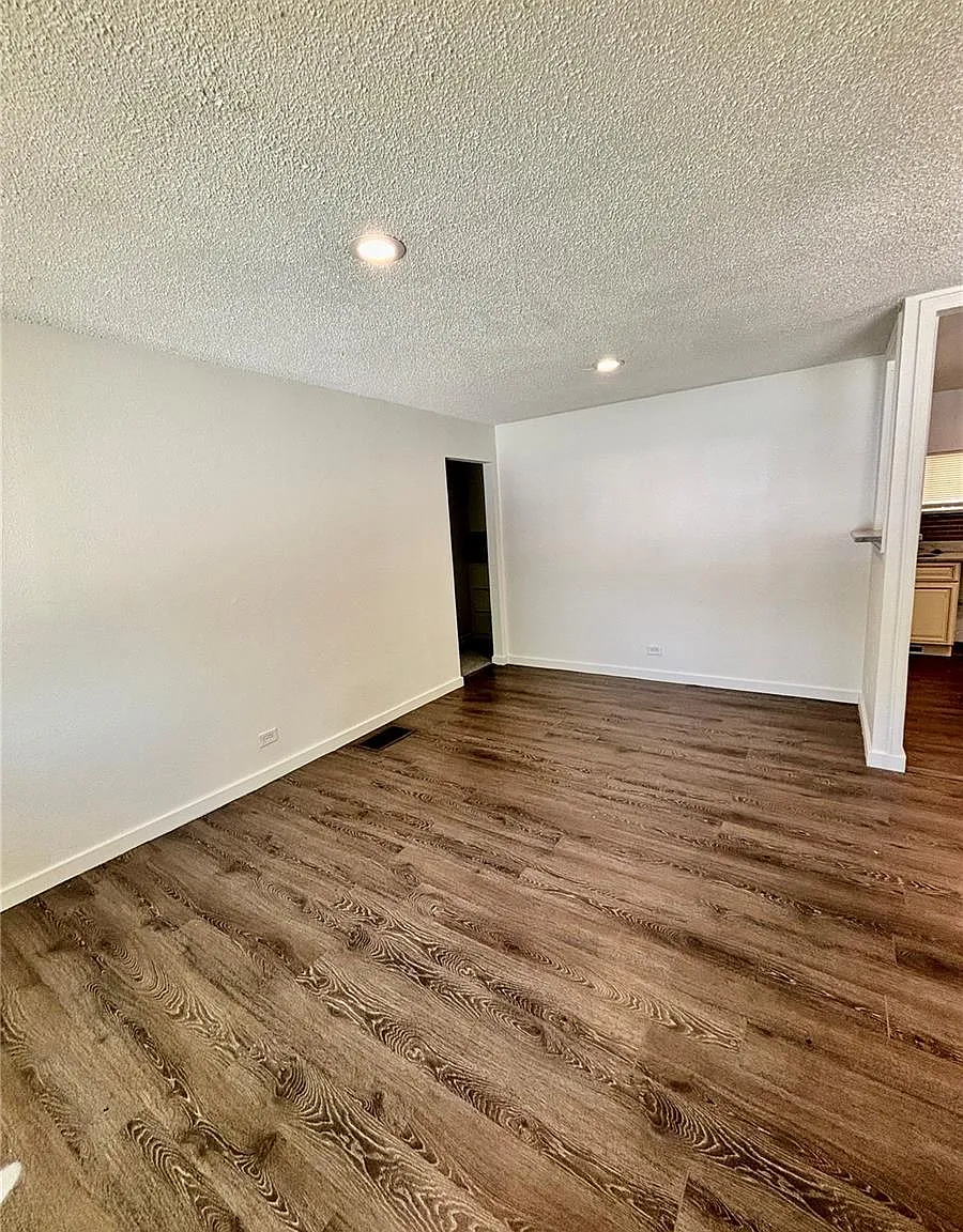 2 bed, 1.0 bath, 734 sqft, $2,049 — Photo 2