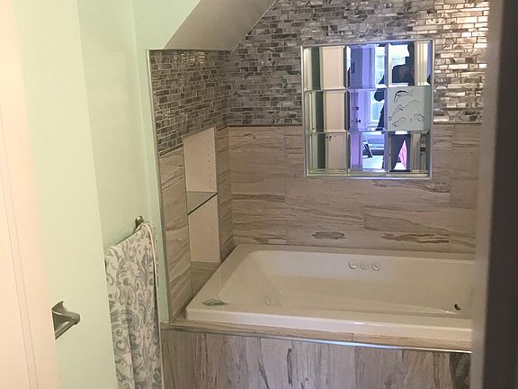 Side bathroom with Jacuzzi