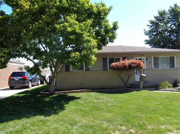 27716 Fountain St, Roseville, MI 48066