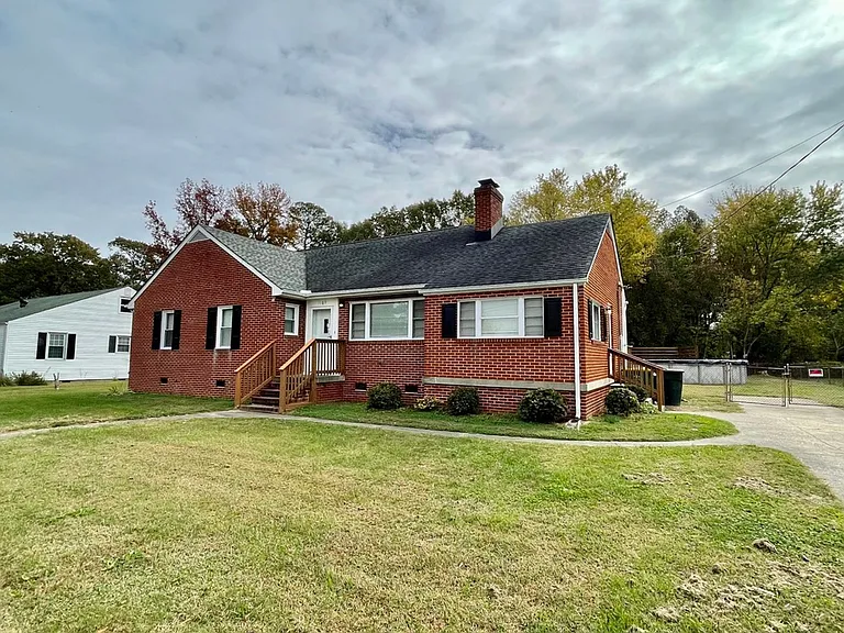 1109 Smithfield Ave — Photo 2