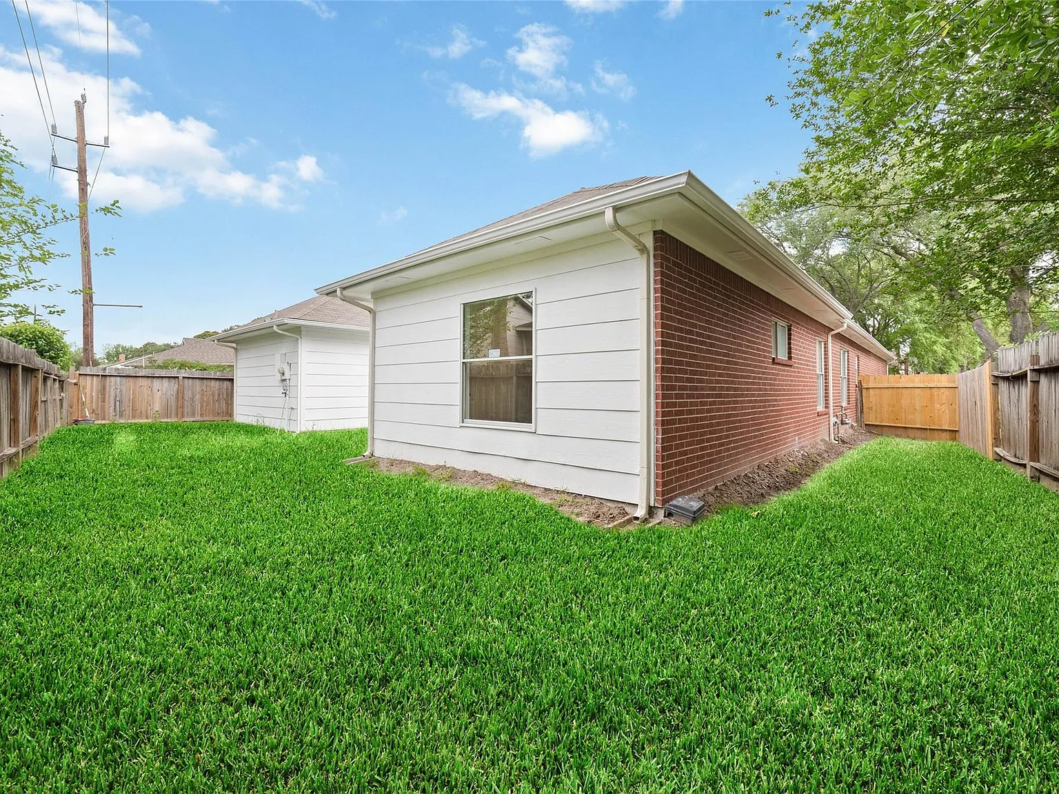 4 bed, 2.0 bath, 2438 sqft, $2,150 — Photo 3