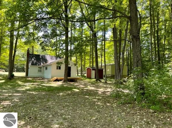 7516 SW Supply Rd S, Traverse City, MI 49696