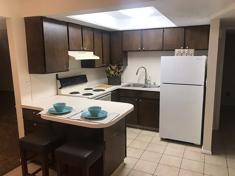 Small Family Owned Property. 2 Bedroom w/Office — Photo 2