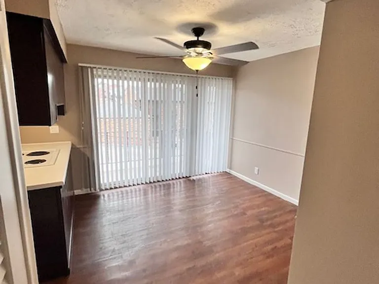 Bristol Square Apartments — Photo 75