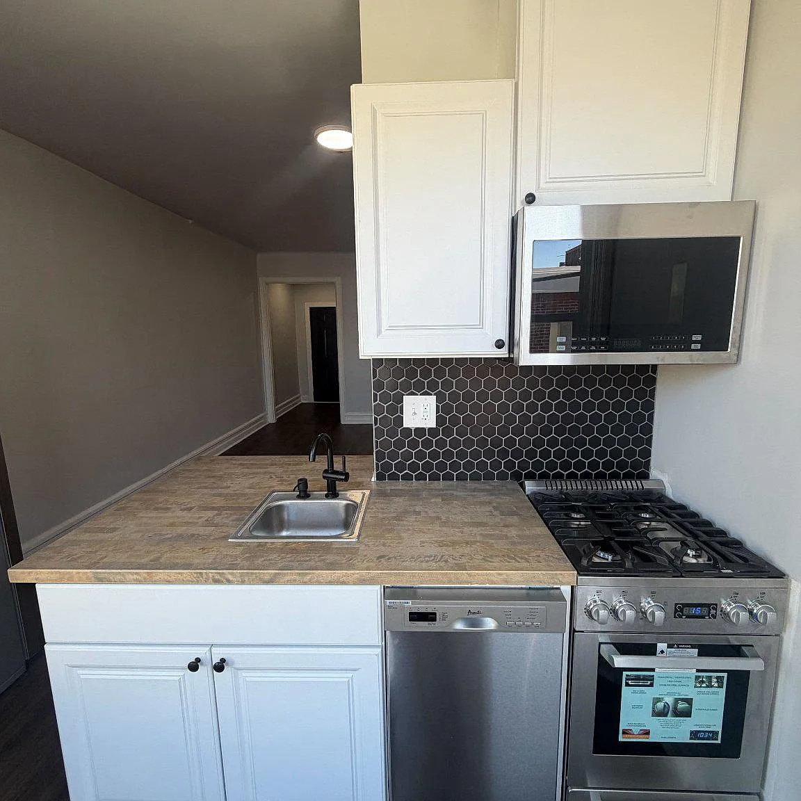 Studio, 1.0 bath, 487 sqft, $1,650 — Photo 2