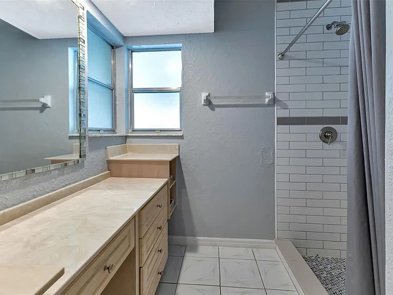 Van Nuys Cir — Photo 2