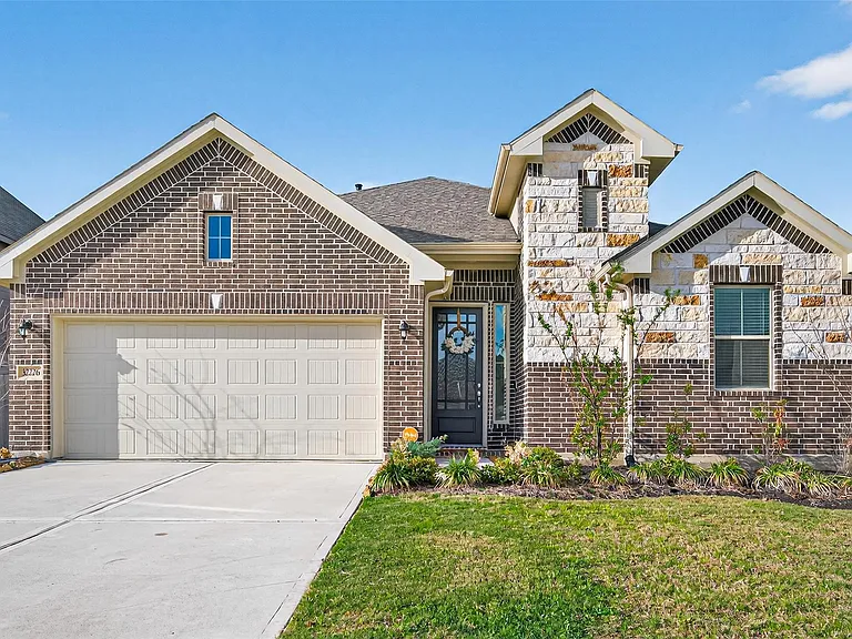 32226 Cedar Crest Dr — Photo 1
