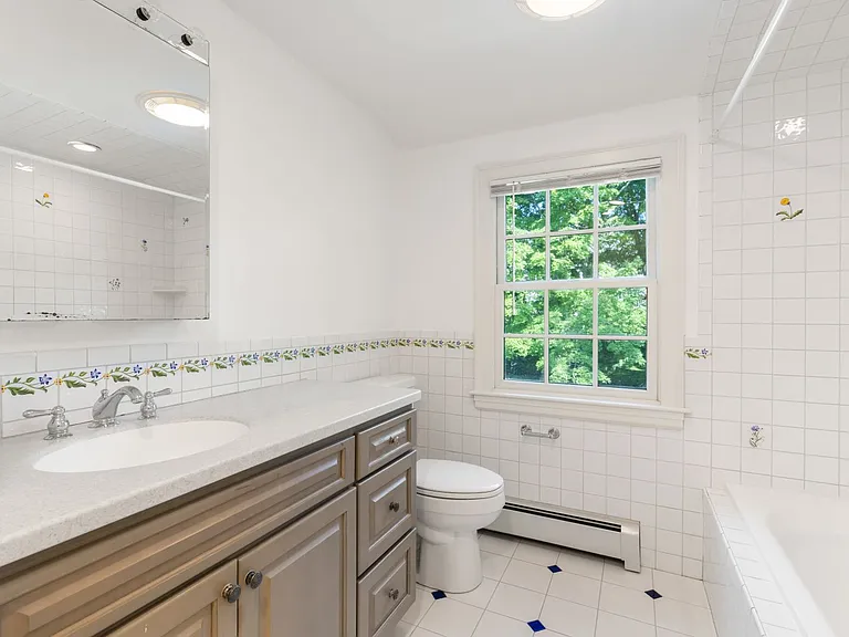 82 Allen Ave — Photo 21