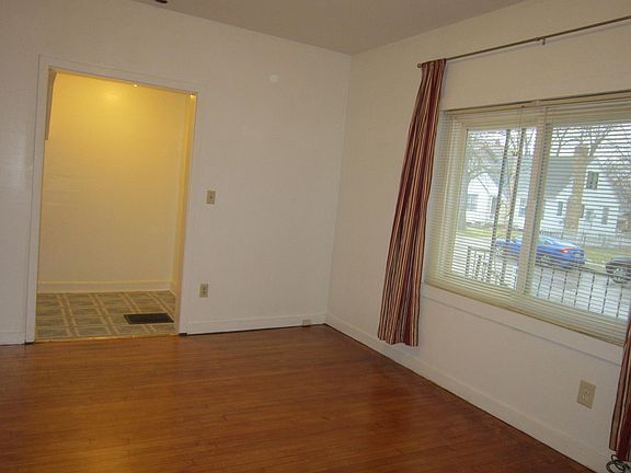 4th image of 225 E Parkway Ave