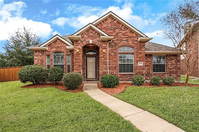 1st image of 300 Canyon Springs Dr
