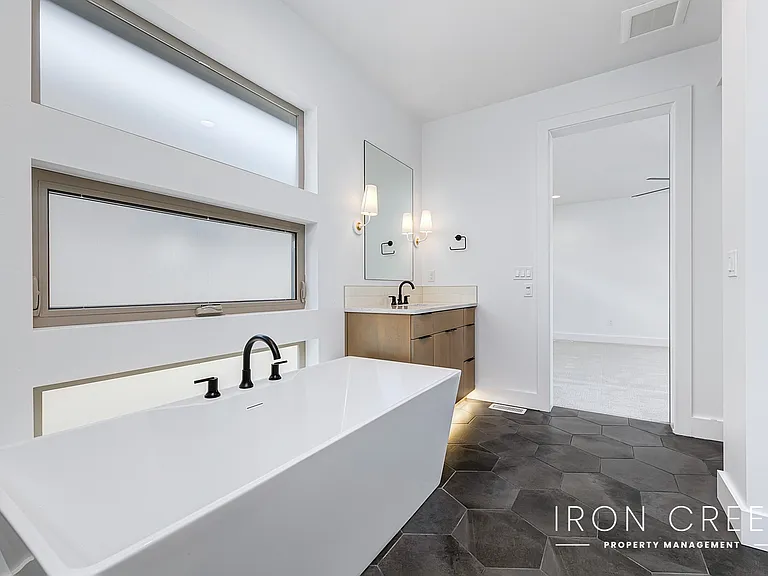 2285 S Aburge Ave — Photo 12