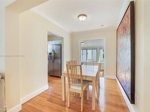 4th image of 907 Monterey St