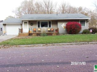 1323 15th St, Hawarden, IA 51023