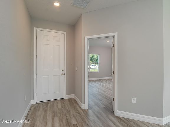 4th image of 547 Ladyslipper St