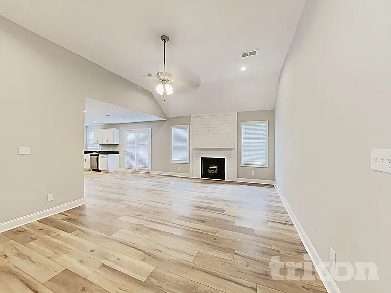1063 Spicer Dr — Photo 2