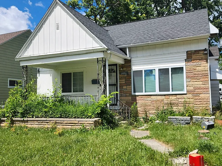 2832 Begole St — Photo 1