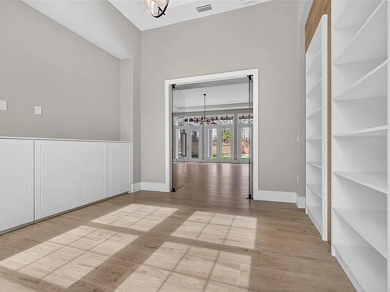 16130 Pendio Dr — Photo 32