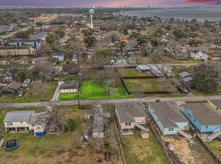 402 Bay Oaks Dr, La Porte, TX 77571