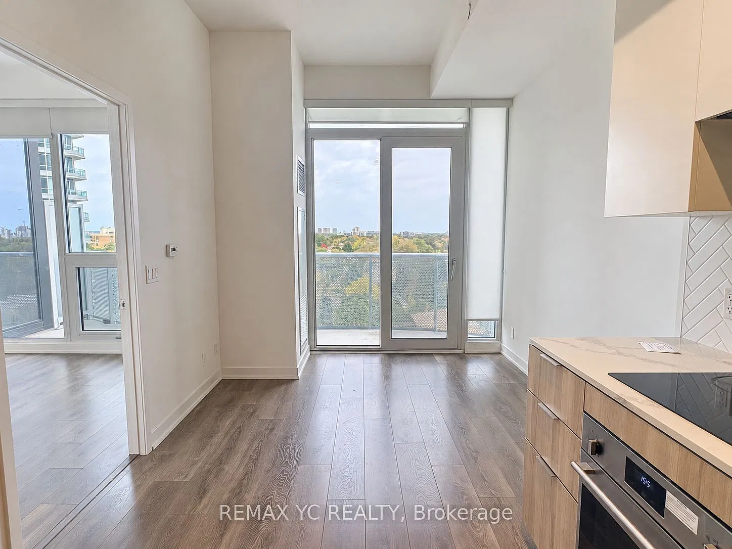 Azura Condos — Photo 4